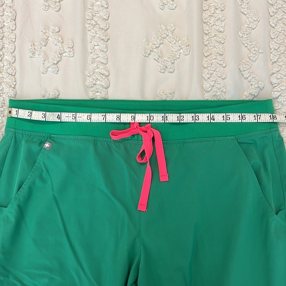 Figs Women’s Scrub Set FREE X Safety Green Size L and L Tall - Picture 8 of 8